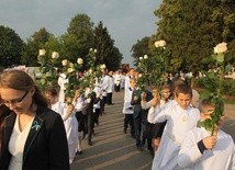 Dzieci komunijne na powiatanie Matki Bożej zabrały ze sobą białe róże, znak czystości i miłości. 