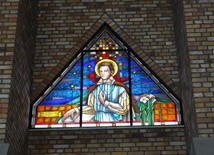 Witraż przedstawiający św. Stanisława Kostkę w kościele pw. Najświętszego Serca Pana Jezusa w Rypinie