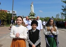 Trójka dzieci przebranych za Łucję, Franciszka i Hiacyntę towarzyszyła figurze Pani Fatimskiej w czasie obchodów 100. rocznicy objawień fatimskich w Ciechanowie 