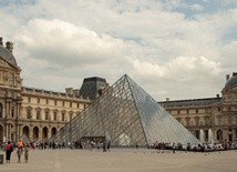 Paryż, Luwr. Ze współczesną piramidą