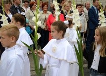Hołd dzieci złożony przybywającej do parafii Matce Bożej w znaku ikony nawiedzenia