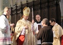 Prymas Wojciech Polak odbiera w darach ołtarza księgę uchwał 43. Synodu Diecezji Płockiej