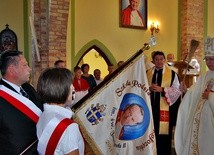 Bp Piotr Libera, w czasie Mszy św. w kaplicy pw. Matki Bożej Częstochowskiej, poświęcił sztandar szkoły