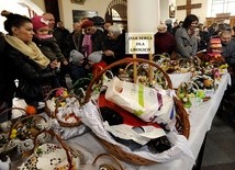 W pułtuskiej bazylice święceniu pokarmów towarzyszyła akcja pomocy dla potrzebujących