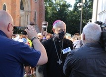 Bp Piotr Libera, przestrzegając obostrzeń sanitarnych, udziela wywiadu mediom tuż przed wyruszeniem pielgrzymki z Płocka na Jasną Górę.