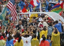 Papież do młodzieży: Doświadczenie Kościoła to nie flash mob