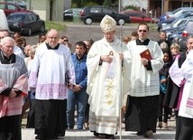 Bp Piotr Libera i ks. proboszcz Jan Majewski w drodze do nowej świątyni pw. Miłosierdzia Bożego w Nasielsku