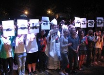Wspólne zdjęcie uczestników pielgrzymki młodzieży do sanktuarium św. Stanisława Kostki, jako znak przygotowań do Światowych Dni Młodzieży w Krakowie, w 2016 roku