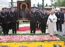 Dywan usłany z kwiatów przed kościołem to hołd mieszkańców parafii Dzierzgowo dla Matki Bożej