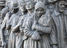 Rzeźba na placu św. Piotra przedstawiająca uchodźców