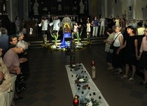 Pielgrzymi duchowi na modlitwie w kościele Świętych Apostołów Piotra i Pawła