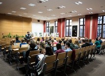 Ewakuacja studentów z akademika toruńskiej Wyższej Szkoły Kultury Społecznej i Medialnej