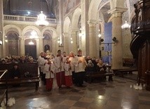 Procesja eucharystyczna na zakończenie Gorzkich Żali w katedrze