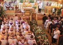 Światynię i teren wokół kościoła w Świętym Miejscu wypełnili księża i wierni, którzy żegnali zmarłego 8 lipca ks. prał. Makowskiego