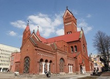 Białoruska milicja nie pozwoliła wiernym na wspólną modlitwę przy Czerwonym Kościele w Mińsku