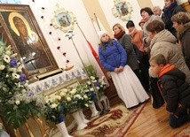 Modlitwa młodszych i starszych przed ikoną Czarnej Madonny