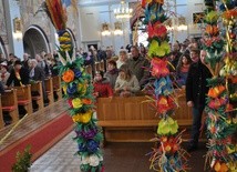 Własnoręcznie zrobione palmy ozdobiły prezbiterium kościoła parafialnego pw. św. Jana Chrzciciela