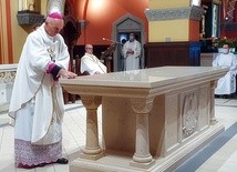 Bp Andrzej Iwanecki konsekrował ołtarz w kościele św. Jacka na Rozbarku