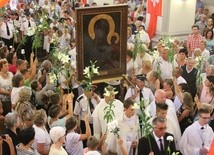 Wyjątkowe powitanie ikony Jasnogórskiej sprawiły dzieci. Nawa główna kościoła w Żurominie stała się aleją białych lilii