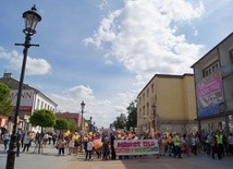 Około tysiąca osób wzięło udział w marszu, który przeszedł tradycyjną trasą sprzed Fary na Plac Jana Pawła II