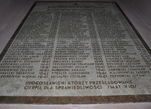 Tablica w płockiej katedrze, upamiętniająca biskupów i księży, którzy zginęli w czasie II wojny światowej. To długa lista 116 nazwisk. Najwięcej z nich zginęło w Działdowie i w Dachau