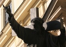 Proboszcz kościoła Św. Krzyża o profanacji: To deptanie historii Polski i Warszawy 
