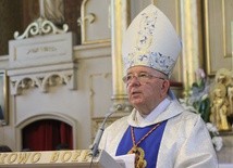 Bp Roman Marcinkowski głosi kazanie w Lipowcu Kościelnym