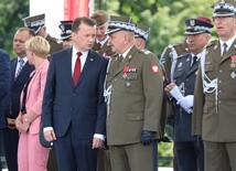 Szef MON: Gen. Jarosław Mika jest zdrowy i wraca do służby