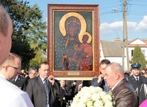 Bogu zależy na nas, więc dał nam Maryję. Trąbin