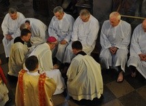 Biskup Piotr Libera myje nogi dwunastu mężczyznom na pamiątkę gestu, który uczynił Pan Jezus w czasie Ostatniej Wieczerzy