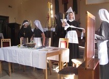 Aktorzy Myślenickiego Teatru Otwartego w spektaklu "Święta Siostra Faustyna"