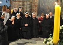 Modlitwa sióstr terezjanek przy grobie założyciela, bp. Adolfa Piotra Szelążka, w kościele św. Jakuba w Toruniu