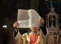 Sekretarz Nuncjatury Apostolskiej w Warszawie odczytał papieski dokument i ukazał go wiernym.