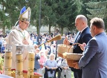Bp Mirosław Milewski poświęcił ziarno na zasiew, zgodnie z wiekową tradycją uczynił to w święto Matki Biżej Siewnej.