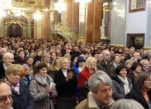 Uczestnicy Adwentowego Dnia Skupienia Ruchu Rodzin Nazaretańskich w bazylice jasnogórskiej