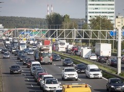 Komisja Europejska wycofuje się z całkowitego zakazu sprzedaży aut spalinowych w UE