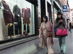 W Azji Centralnej władze świeckie i duchowne dyktują kobietom, jak mają wyglądać