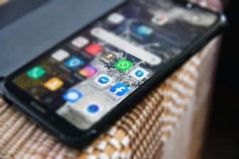 Francja: Połowa zdjęć dzieci publikowanych w internecie trafia na strony pornograficzne