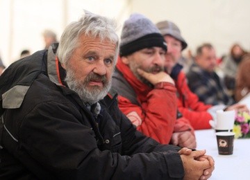 Poznać, przytulić, pokochać! Współcześni samarytanie