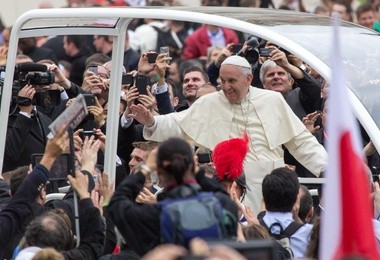 Papamobile przekształcony w mobilną klinikę dla dzieci w Gazie