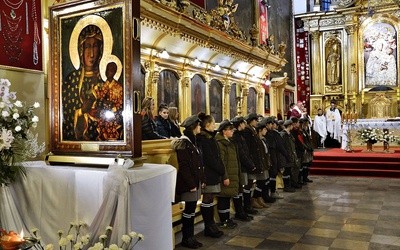 Ikonę Czarnej Madonny ustawiono w bazylice jak najbliżej wiernych. W głębi ołtarz główny z obrazem Matki Bożej Pocieszenia