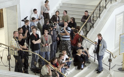 Od dziś dziennikarze wchodzą do parlamentu na starych zasadach