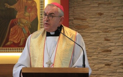 Bp Jarecki: Jeżeli środowiska LGBT wyrażą wolę zaangażowania w synod, nie wykluczymy ich