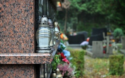 Bp Śmigiel: Kościół dopuszcza kremację, jeśli nie została wybrana z motywów przeciwnych wierze