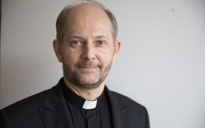 Rzecznik KEP: Uczestnictwo w transmisji liturgii beatyfikacyjnej nie spełnia obowiązku udziału w niedzielnej Mszy św.