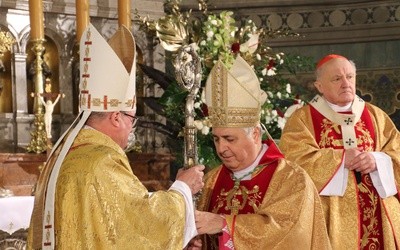 Abp Salvatore Pennacchio przekazuje pastorał nowemu biskupowi płockiemu Szymonowi Stułkowskiemu.