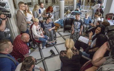Kolejne rozmowy przedstawicieli rządu z niepełnosprawnymi protestującymi w Sejmie