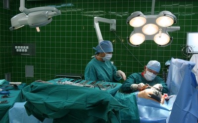 Lekarze z Zabrza przeszczepili pacjentowi płuca - jego własne zniszczył koronawirus