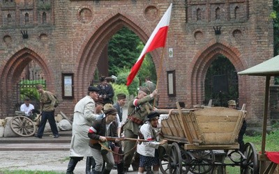 Rekonstrukcja historyczna walk powstańczych z 1944 roku przed kościołem poaugustiańskim w Ciechanowie
