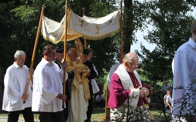 Mszy św. i procesji eucharystycznej przewodniczył bp Andrzej Suski. Homilię wygłosił bp Roman Marcinkowski